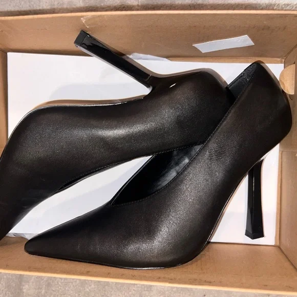 Steve Madden Black Pointed Toe Heels - Picture 3 of 7